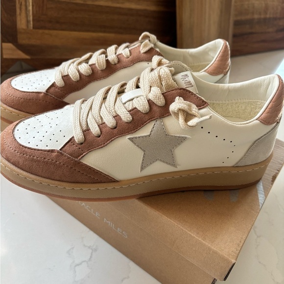 Mi,iM White and Taupe  Star Sneakers in size 7.5 . New still in box - Picture 10 of 16